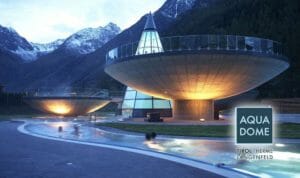 Aqua Dome (Tirolo): le avveniristiche piscine esterne sospese